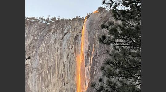 A casi un año de pandemia, se enciende de nuevo la ‘Cascada de Fuego’ en Yosemite